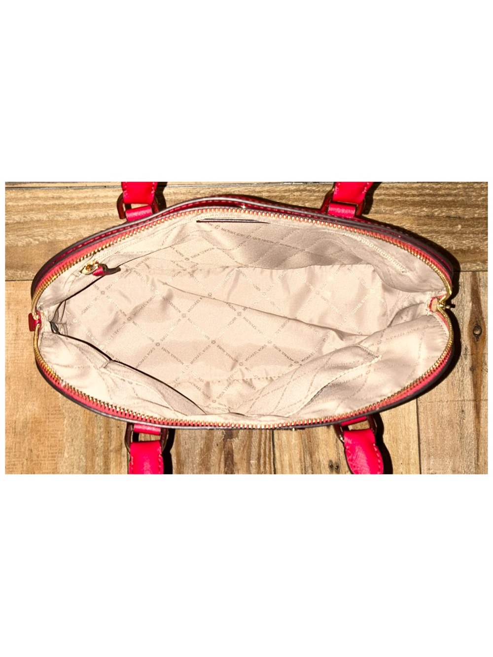 Michael Kors. 5 Piece: Cindy Bag & Free Crossbody, Gift Box, Scarf & Dust Bag. - Picture 6 of 16